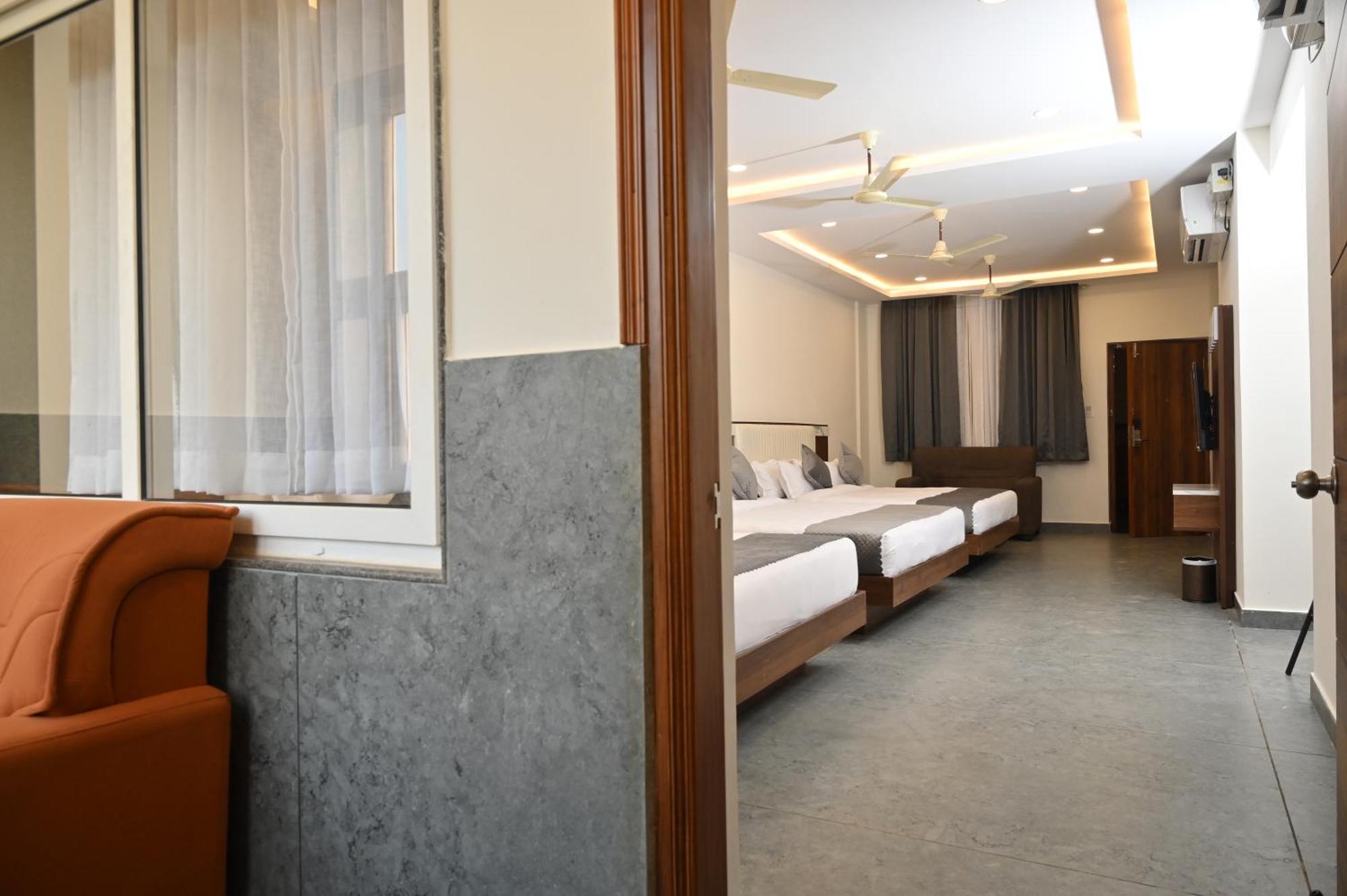 Hotel Shri Devi Comforts Inn Bhatkal Exteriör bild