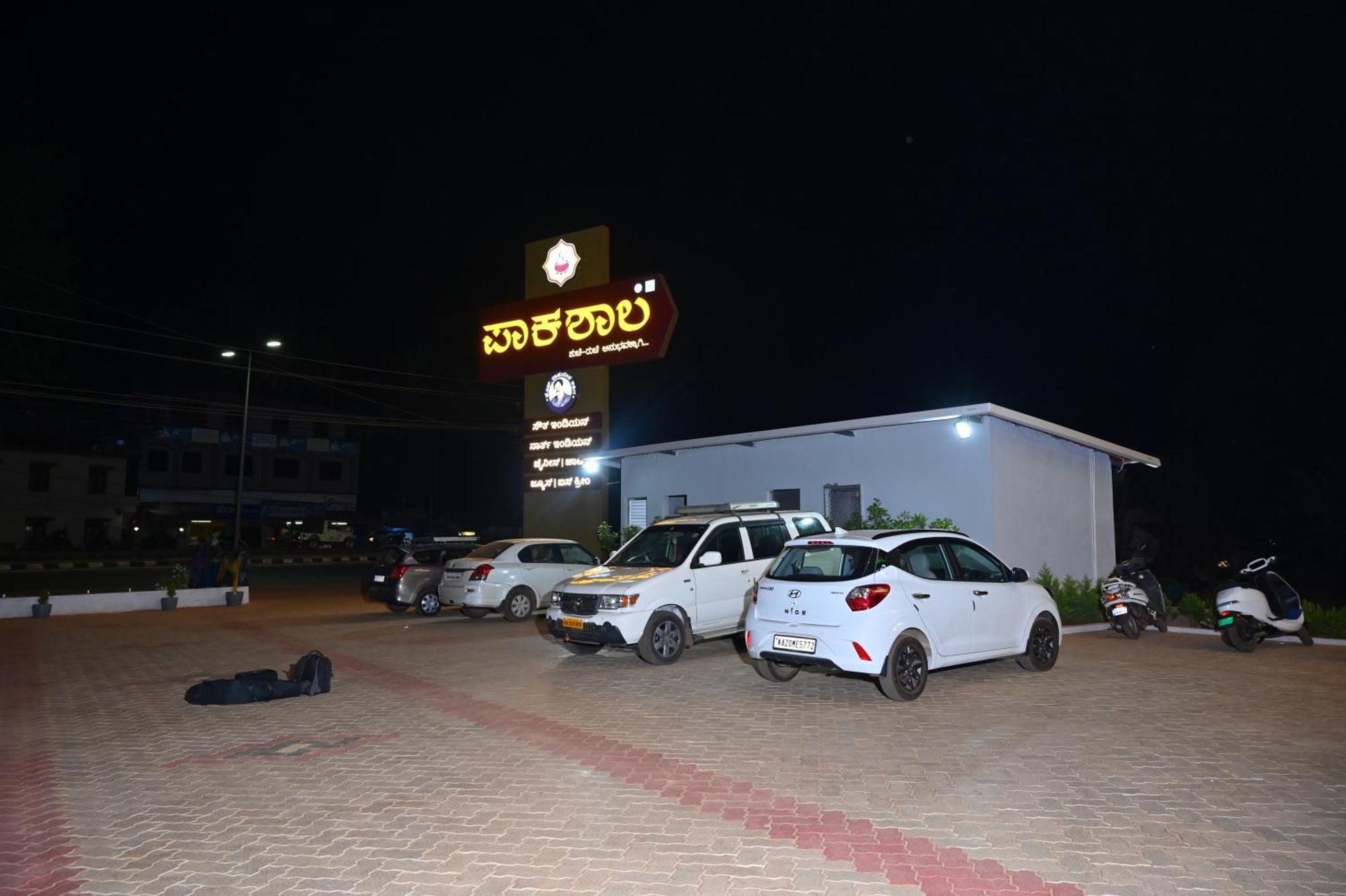 Hotel Shri Devi Comforts Inn Bhatkal Exteriör bild
