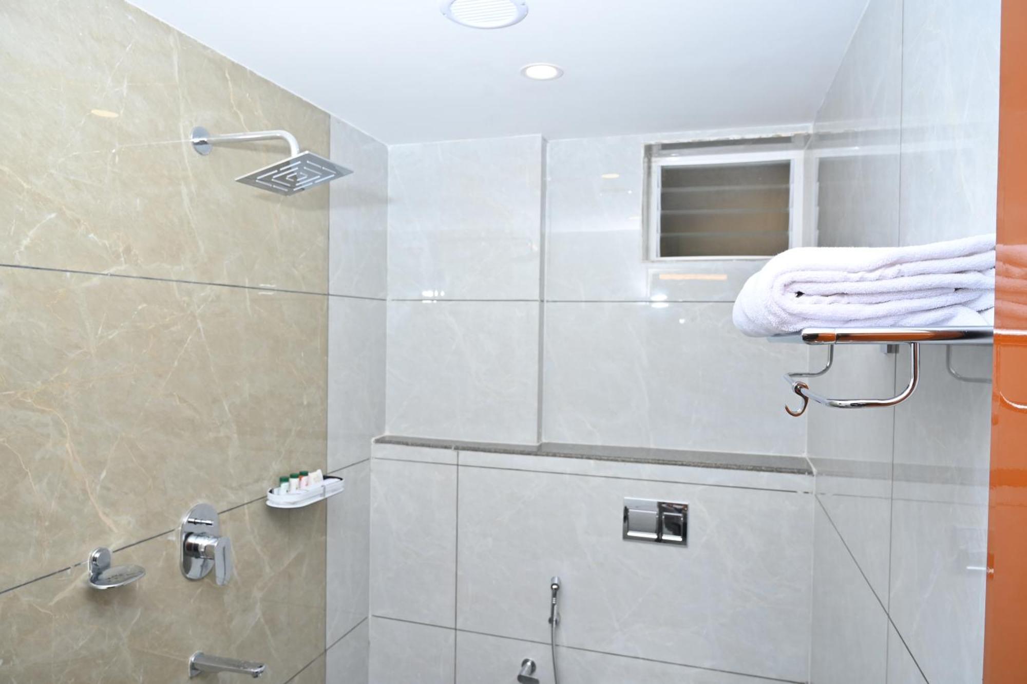 Hotel Shri Devi Comforts Inn Bhatkal Exteriör bild
