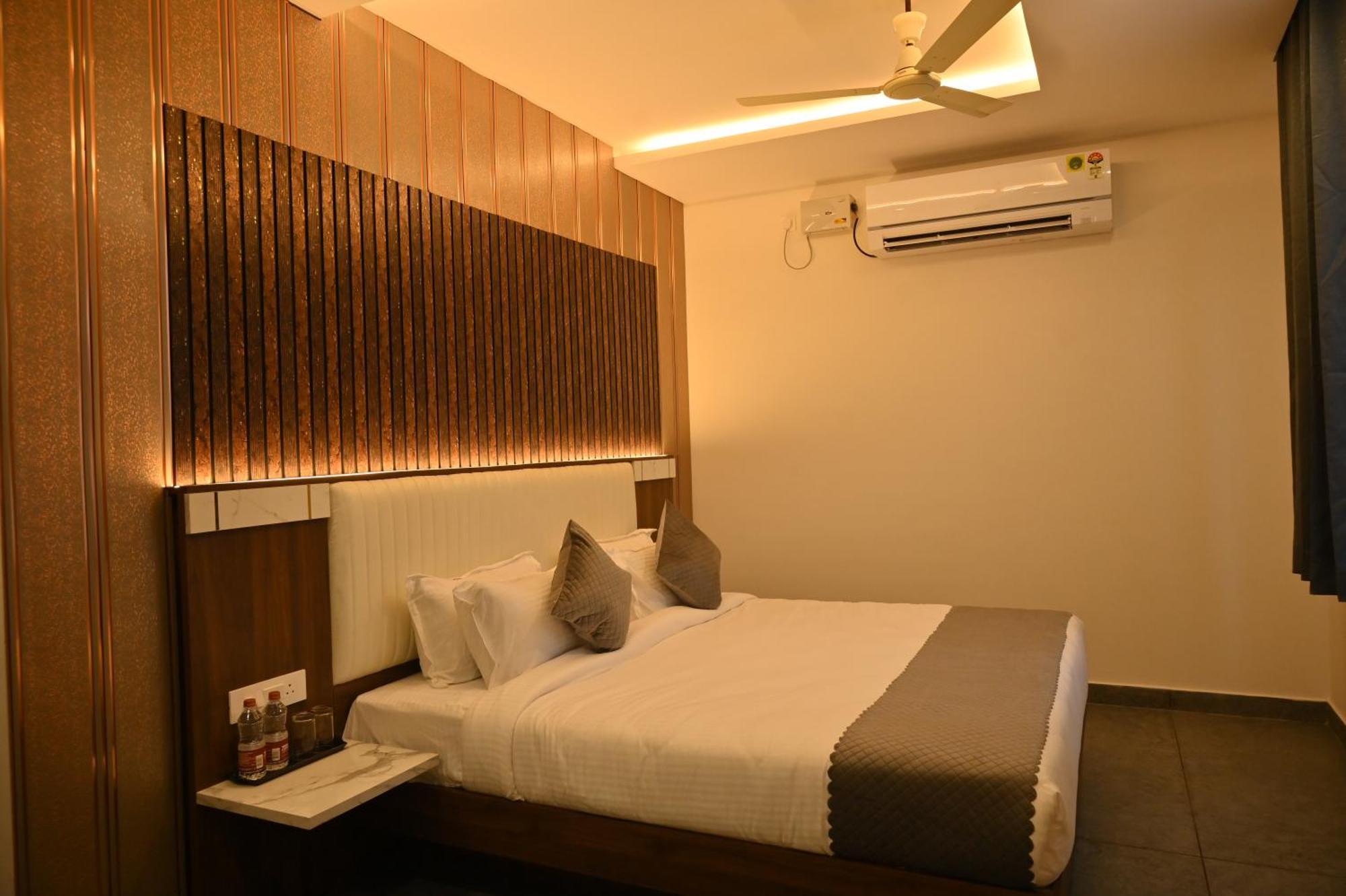 Hotel Shri Devi Comforts Inn Bhatkal Exteriör bild