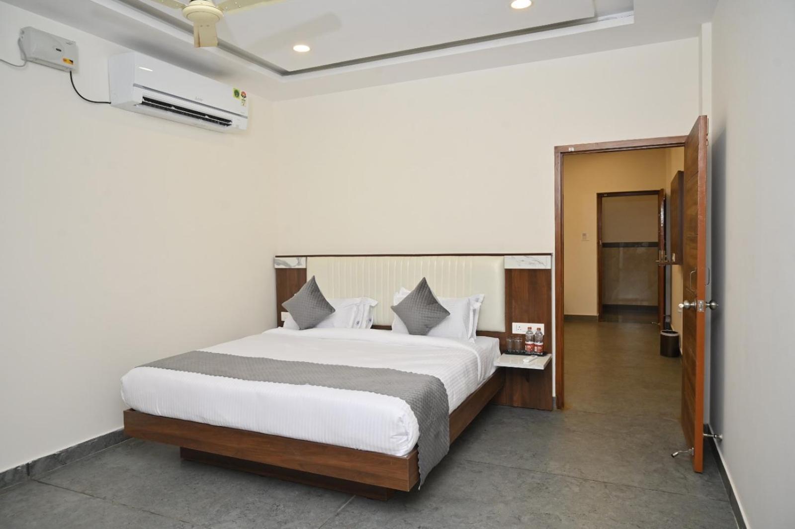 Hotel Shri Devi Comforts Inn Bhatkal Exteriör bild