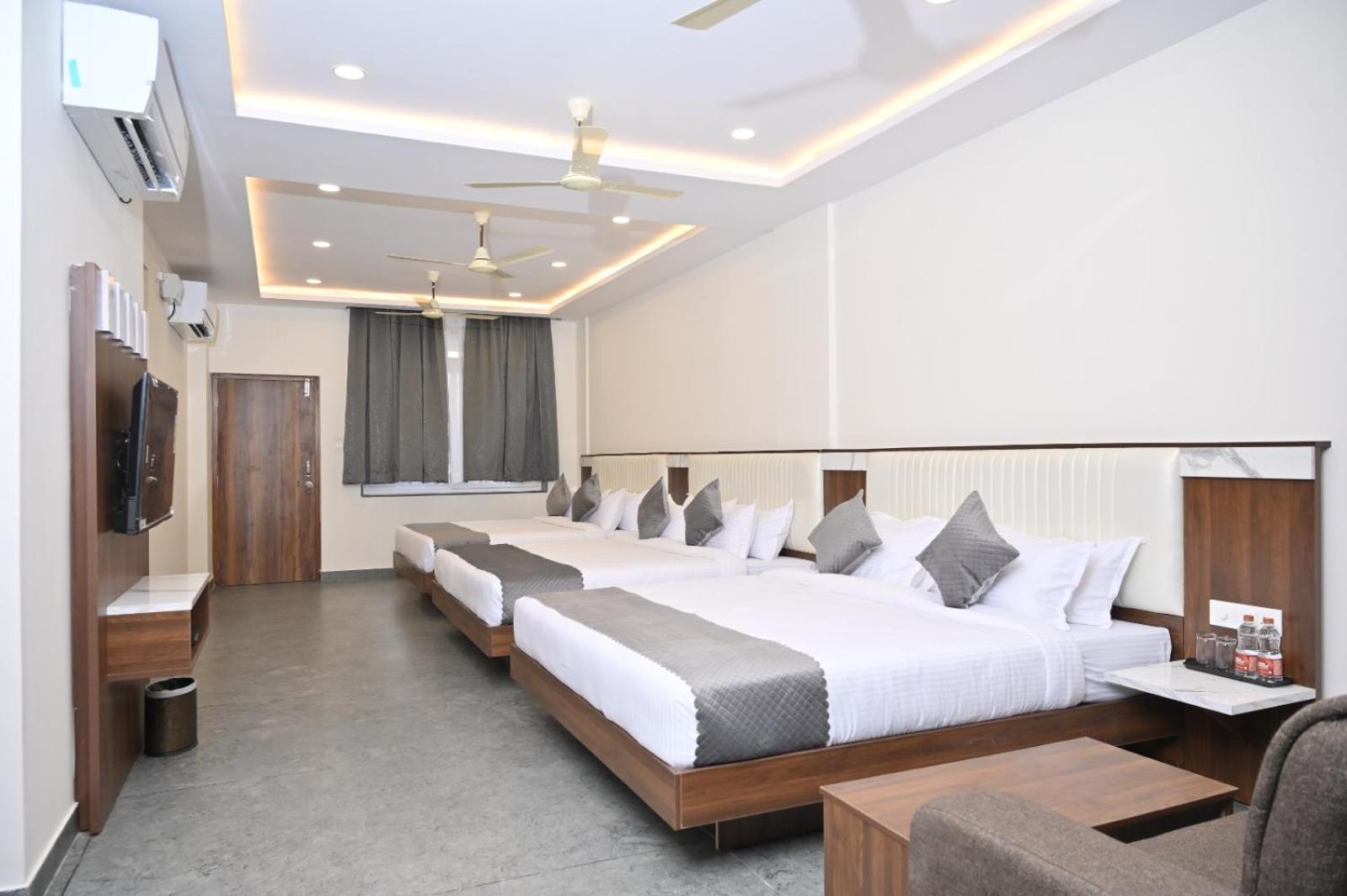 Hotel Shri Devi Comforts Inn Bhatkal Exteriör bild